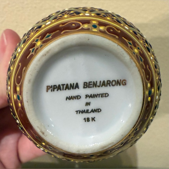 Hand Painted Pipatana Benjarong Lidded Jar 18K Gold - Picture 5 of 6